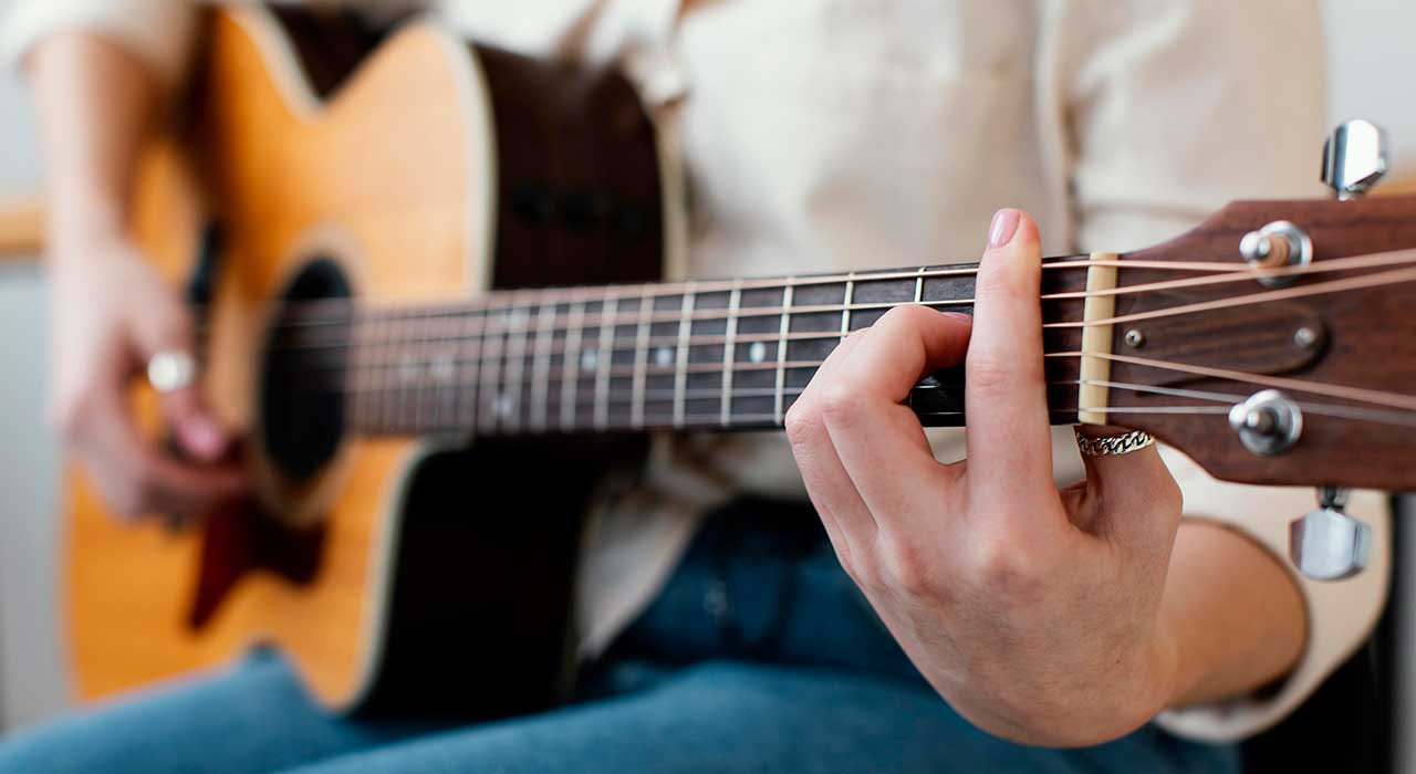 https://www.istanbulmuzikatolyesi.com/wp-content/uploads/2022/02/gitar-calmanin-faydalari.jpg